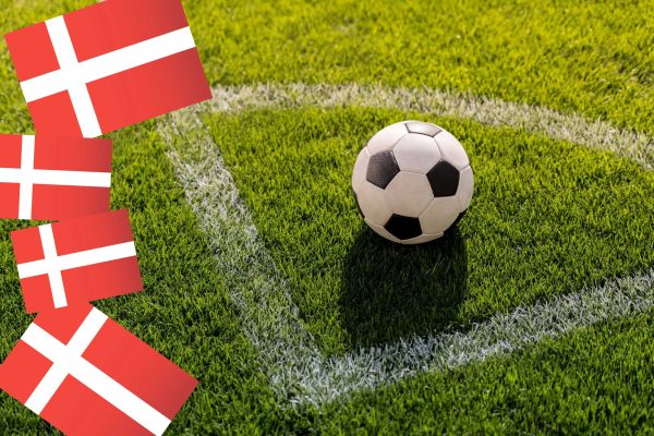 Fodbold-paa-graesplaene_danske-flag